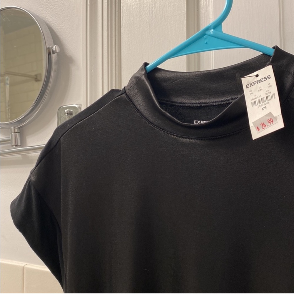 💚3/$30 NWT Express T-shirt